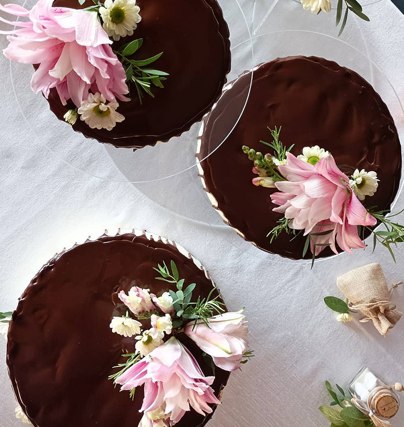 torta matrimonio cioccolato fiori rosa